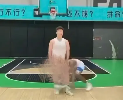 《牛教练的裤子》完整版在线观看-牛教练防守被黑哥假动作戏耍-裤子投降爆笑瞬间-高清无广告免费播放